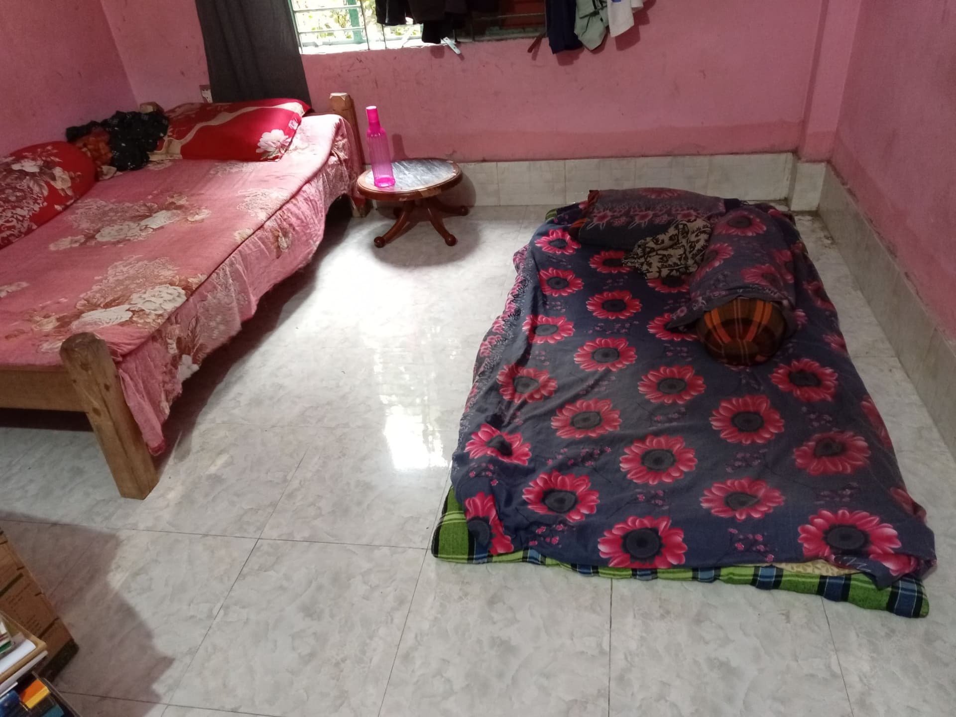 মুজগুনি শহিদ তিতুমীর স্কুলের সামনে