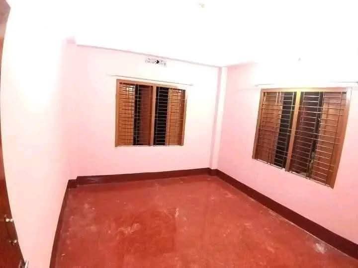 বেডরুম 2টি(অনেক বড়), ডাইনিং, রান্নাঘর, বাথরুম(1টি)। রান্নাঘর ও বাথরুম টাইলস করা।