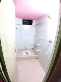 বেডরুম 2টি(অনেক বড়), ডাইনিং, রান্নাঘর, বাথরুম(1টি)। রান্নাঘর ও বাথরুম টাইলস করা। thumbnail 5